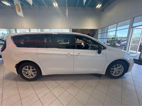 Used 2025 Chrysler Pacifica Select FWD image 14