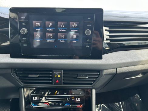 Used 2025 Volkswagen Jetta SE FWD image 21