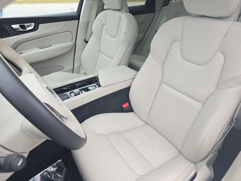 Used 2021 Volvo XC60 T5 Momentum w/ Premium Package image 15