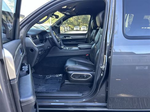 Used 2024 Jeep Wagoneer Series III image 2