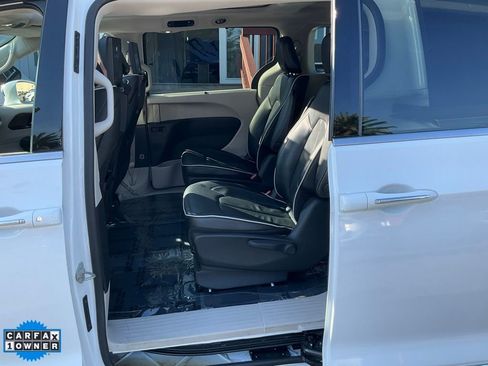 Used 2022 Chrysler Pacifica Limited w/ Uconnect Theater Family Group image 25