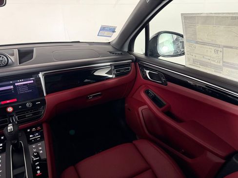Certified 2025 Porsche Macan S image 22