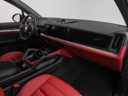 Used 2025 Porsche Cayenne S image 23