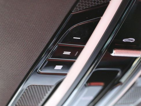 Used 2020 Porsche Cayenne w/ Premium Package image 27