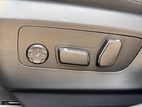 Used 2025 BMW 540i xDrive AWD/4WD image 25