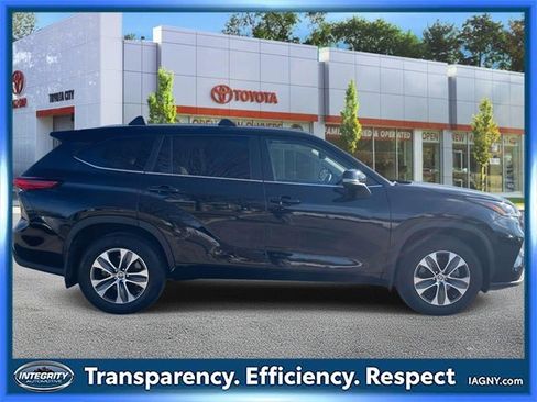 Certified 2023 Toyota Highlander XLE image 6