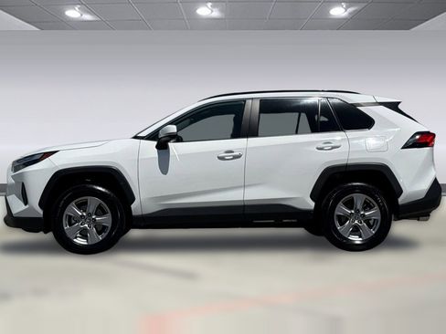Used 2025 Toyota RAV4 XLE AWD/4WD image 2