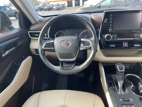 Used 2022 Toyota Highlander XLE image 13