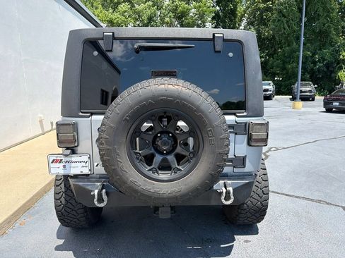 Used 2015 Jeep Wrangler Unlimited Sahara w/ Connectivity Group AWD/4WD image 9
