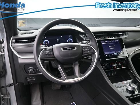 Used 2023 Jeep Grand Cherokee Altitude AWD/4WD image 16