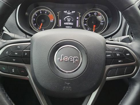 Used 2019 Jeep Cherokee Latitude Plus w/ Comfort/Convenience Group FWD image 11