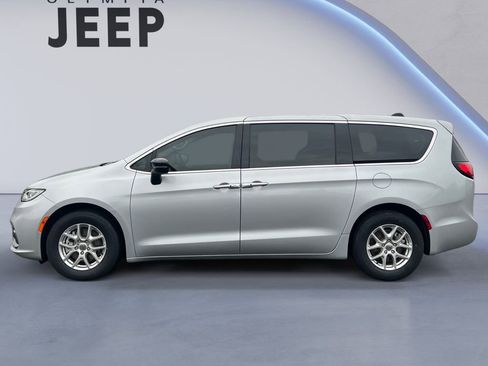 Certified 2024 Chrysler Pacifica Touring-L image 2