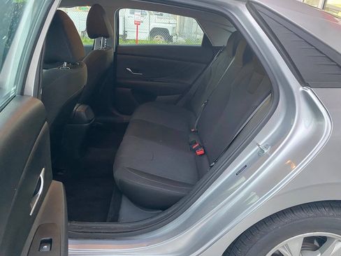 Used 2021 Hyundai Elantra SE FWD image 3