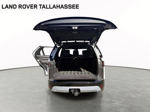 Used 2024 Land Rover Discovery Metropolitan Edition AWD/4WD image 11