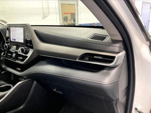 Used 2023 Toyota Highlander XLE AWD/4WD image 13