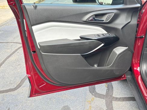 Used 2025 Chevrolet Trax LT w/ LT Convenience Package FWD image 18