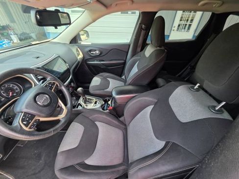 Used 2014 Jeep Cherokee Sport image 12