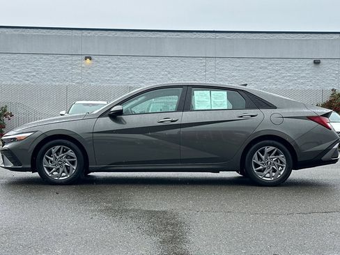 Used 2025 Hyundai Elantra Blue image 7