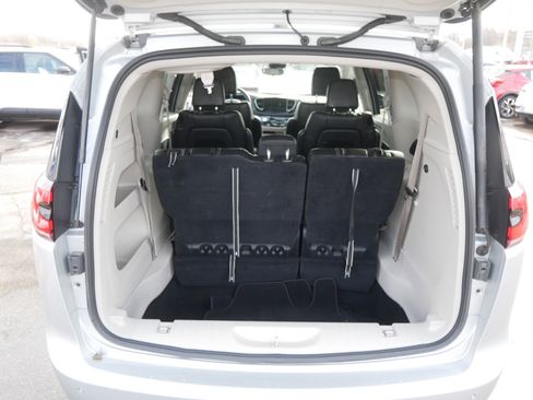 Used 2024 Chrysler Pacifica Touring-L image 18