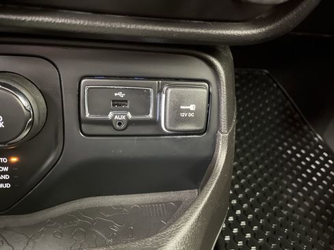 Used 2017 Jeep Renegade Latitude w/ Popular Equipment Group image 21