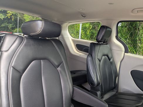 Used 2023 Chrysler Pacifica Touring-L FWD image 28