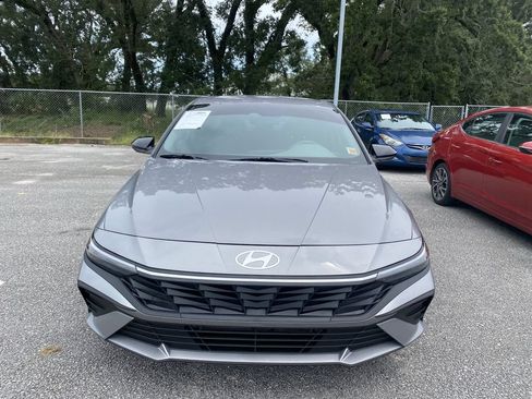 Used 2026 Hyundai Elantra SEL FWD image 2