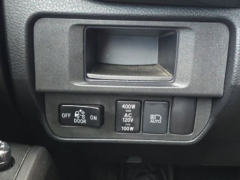 Used 2018 Toyota Tacoma TRD Sport w/ Technology Package image 30