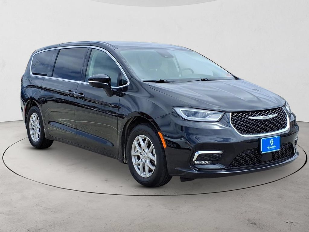 Used 2024 Chrysler Pacifica Touring-L FWD image 3