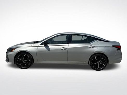 Used 2025 Nissan Altima 2.5 SR FWD image 2