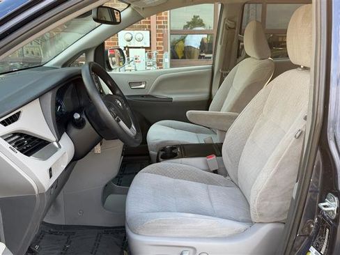 Used 2018 Toyota Sienna LE FWD image 26