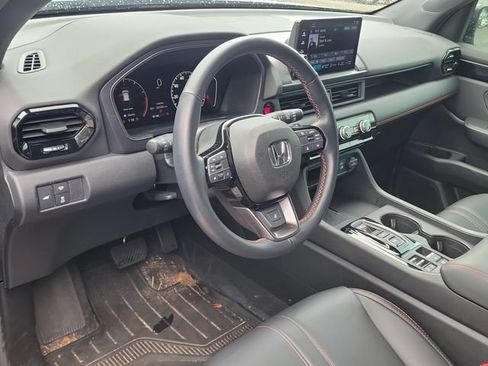 Used 2025 Honda Pilot TrailSport image 23