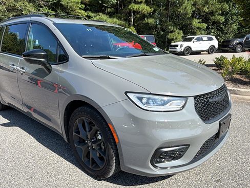 Used 2025 Chrysler Pacifica Limited FWD image 5