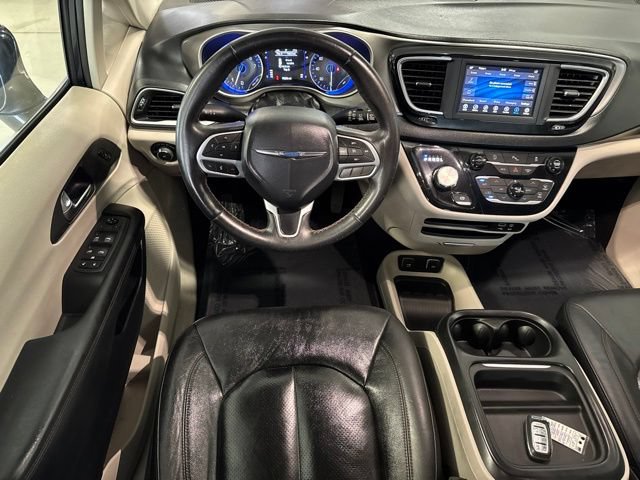 Used 2020 Chrysler Pacifica Touring-L FWD image 6