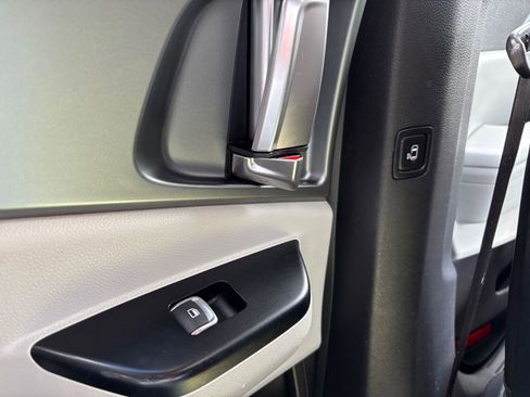 Used 2022 Kia Carnival LX FWD image 36