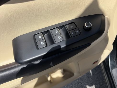Used 2016 Toyota Highlander Limited w/ Driver Technology Package FWD image 17