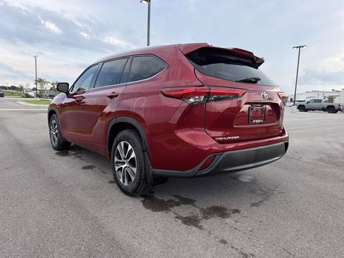 Used 2022 Toyota Highlander XLE FWD image 3