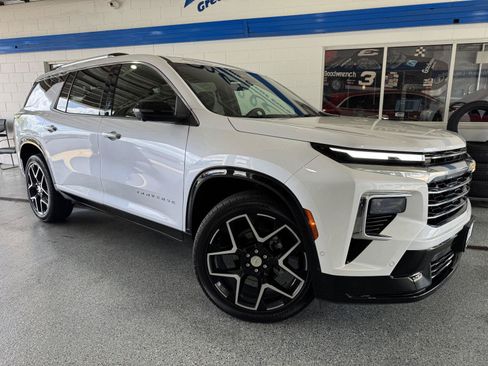 Used 2025 Chevrolet Traverse High Country w/ LPO, Floor Liner Package AWD/4WD image 2