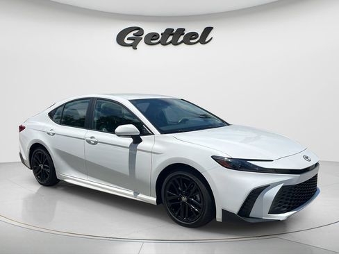 Used 2025 Toyota Camry SE w/ Convenience Package FWD image 3