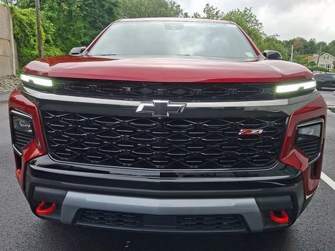 Used 2025 Chevrolet Traverse Z71 AWD/4WD image 2