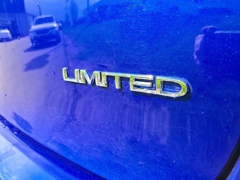 Used 2020 Chrysler Pacifica Limited w/ Tire & Wheel Group FWD image 11