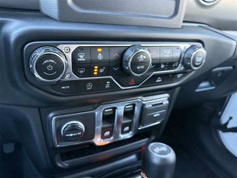 Used 2022 Jeep Wrangler Willys image 19