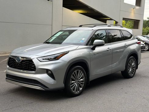 Used 2021 Toyota Highlander Platinum AWD/4WD image 2