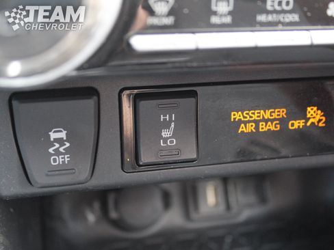 Used 2022 Toyota RAV4 XLE w/ Convenience Package AWD/4WD image 17
