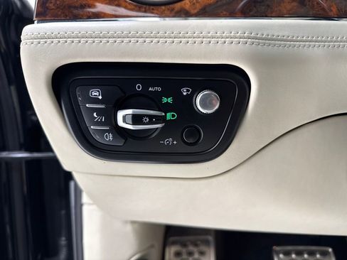 Used 2017 Bentley Bentayga image 27