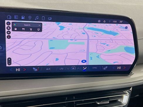 Used 2025 Chevrolet Traverse LT image 13