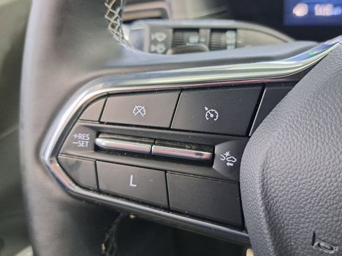 Used 2025 Chevrolet Traverse LT image 12