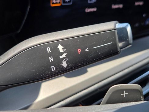 Used 2025 Chevrolet Traverse LT FWD image 24