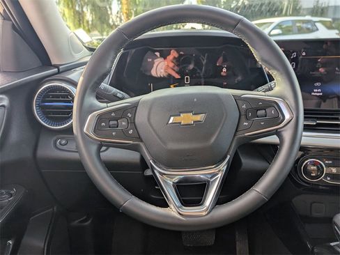 Used 2025 Chevrolet Trax LT w/ LT Convenience Package image 18