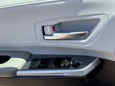 Used 2025 Toyota Sienna XLE FWD image 21