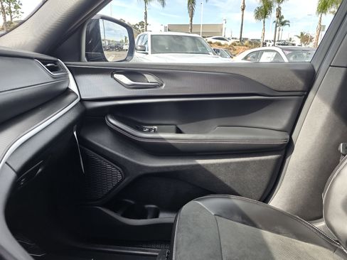 New 2025 Jeep Grand Cherokee Altitude image 14